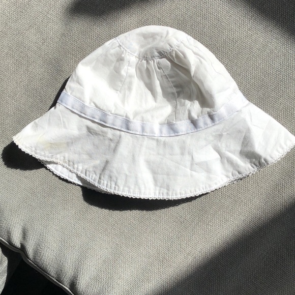 Janie and jack white sun hat 0-3 months with Velcro strap - Picture 2 of 5
